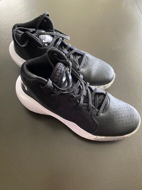 Girls black Under Armour basketball sneakers size 6.5Y
